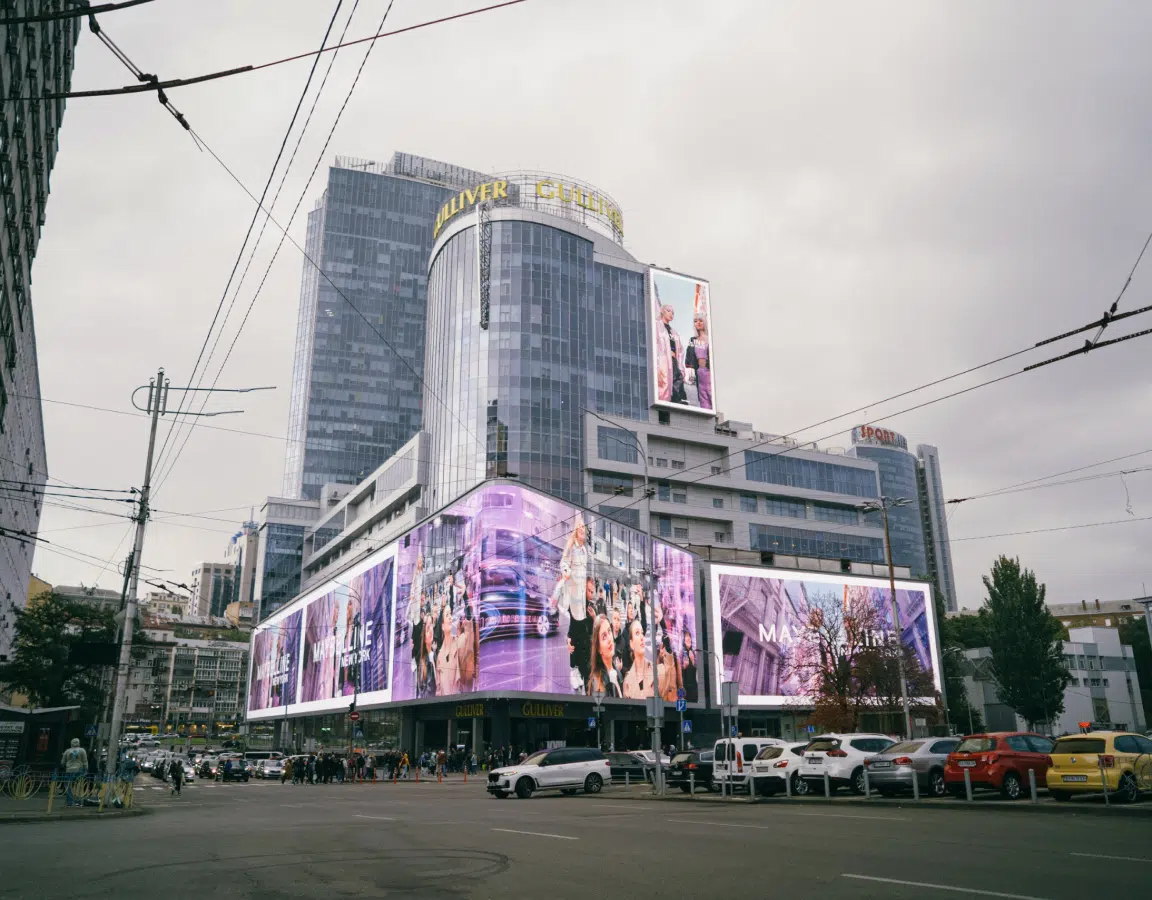 Maybelline Augmented Reality Billboard